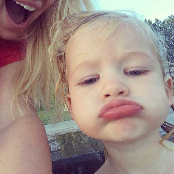 Jessica Simpson Shares Hot Tub Selfie—but It S Not What You Think E News